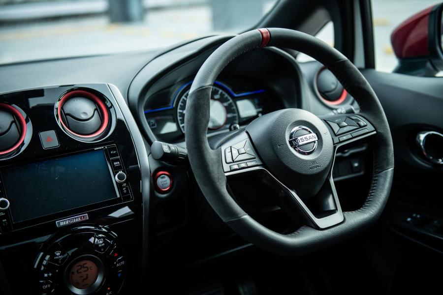 Торпедо Nissan Note e-POWER Nismo (E12) 2016 года  (фото 21 из 24)